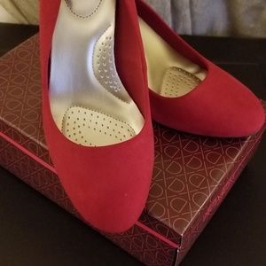 Womens extra comfort round toe Red Pumps